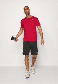 Nike Performance CREW SOLID - T-shirt desportiva - gym red/white