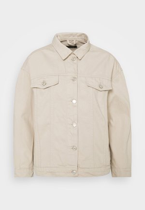 Hellbeige Jeansjacke mit Knopfverschluss, zwei Klappentaschen auf der Brust und klassischem Kragen vor einfarbigem Hintergrund.