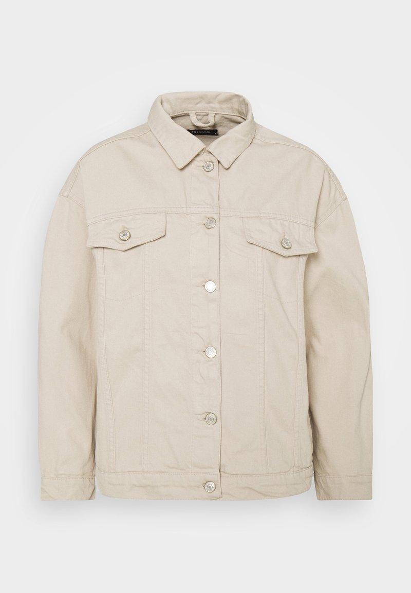 Veste en jean beige clair avec fermeture à boutons, deux poches poitrine à rabat et un col classique sur fond uni.