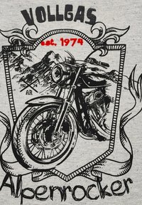 Schwarze Grafikillustration eines Motorrads auf hellem grauen Hintergrund, mit bergiger Landschaft und dem Text "VOLLGLAS" und "Alpenrockers."