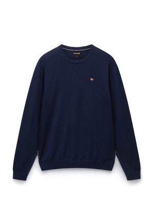 Pull en tricot bleu marine avec un col rond, des manches longues et un petit emblème de drapeau rouge et blanc sur la poitrine. Texture douce, design minimal.
