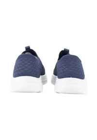 Zapatillas deportivas azul marino con parte superior de malla texturizada, suelas blancas acolchadas y tiradores para facilitar su uso. Punta redondeada y diseño elegante.
