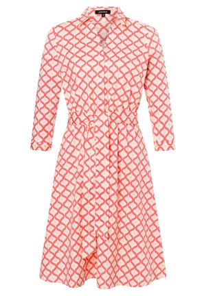 Langærmet skjortekjole med krave og pink bølget geometrisk mønster, med knapper foran og matchende stofbælte i taljen.