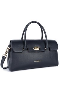 Borsa a tracolla in pelle blu navy con un design strutturato, doppi manici, accessori in oro e chiusura a pattina superiore con una fibbia decorativa.