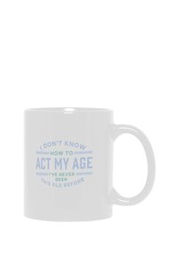 Taza de cerámica blanca con un asa curvada. El texto presenta colores azul claro y verde, mostrando una frase humorística relacionada con la edad en tipografía en negrita.