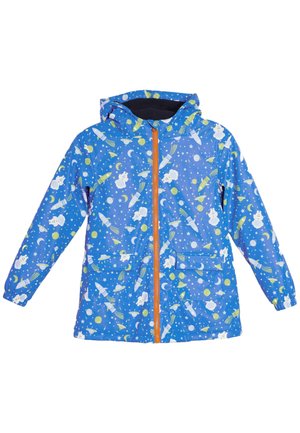 Chaqueta impermeable azul con un patrón de cohetes y planetas, con un zipper naranja, capucha y dos bolsillos frontales.