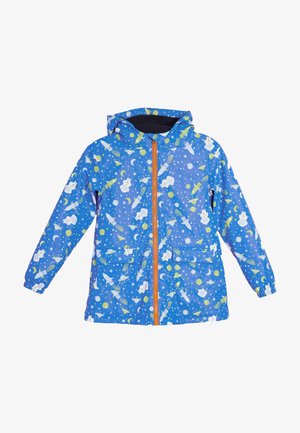 Chaqueta impermeable azul con un patrón de cohetes y planetas, con un zipper naranja, capucha y dos bolsillos frontales.