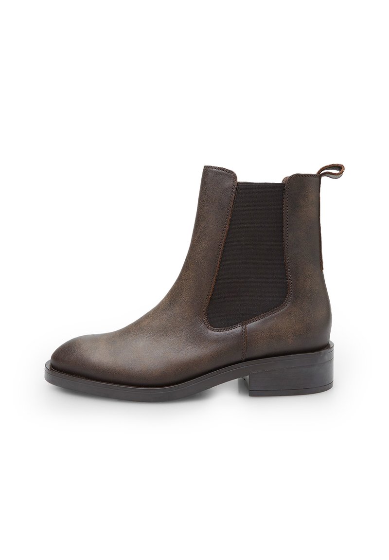 Bota de cuero marrón hasta el tobillo con paneles laterales elásticos, puntera redondeada y un tacón bajo tipo bloque. Textura suave con detalles de costura sutil.