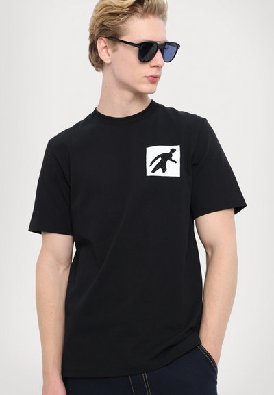 WOOD WOOD BOBBY STONE AGE  - Marškinėliai su spaudiniu - black