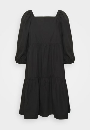Vestido de algodão preto com decote quadrado, mangas bufantes e design em camadas. Apresenta uma textura suave e uma silhueta fluida.