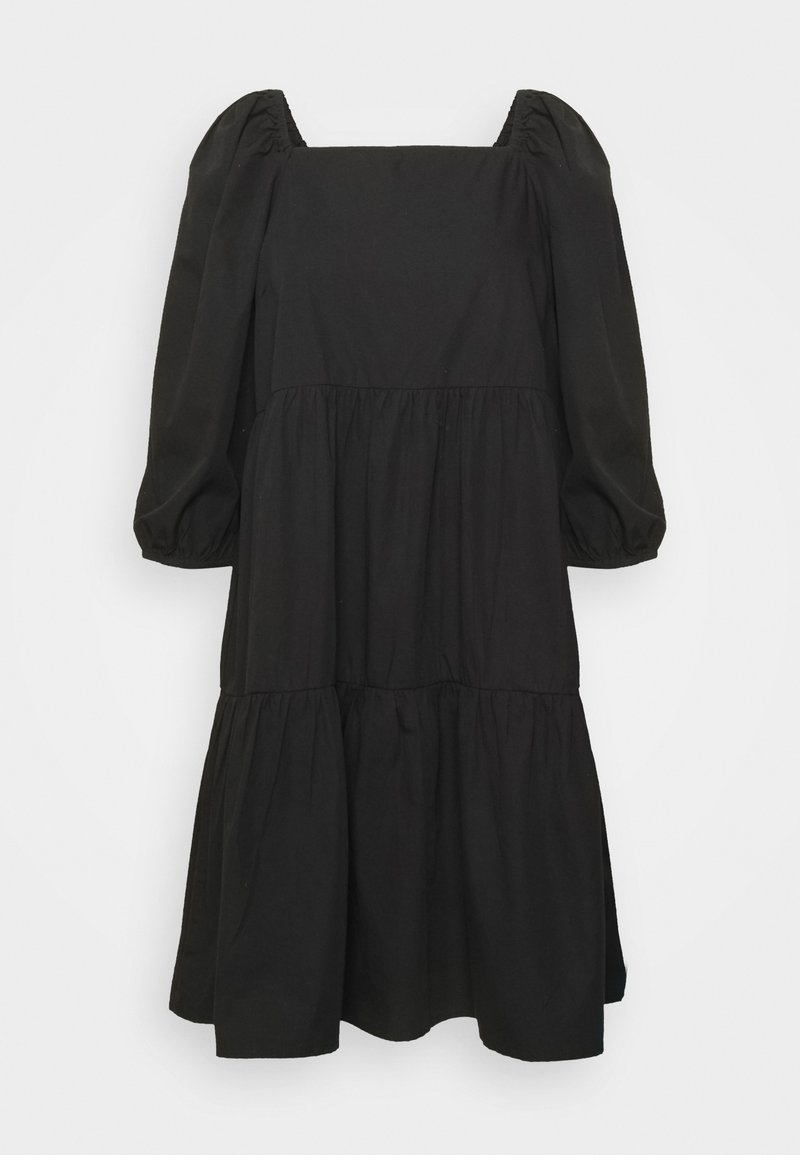 Vestido de algodão preto com decote quadrado, mangas bufantes e design em camadas. Apresenta uma textura suave e uma silhueta fluida.