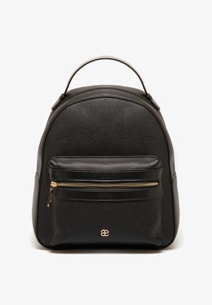 Must must seljakott ümarate kujude ja esiküljel tõmblukuga taskuga, kuldse tõmbluku riistvara ja alumises osas sisse pressitud logoga.