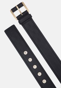 Cintura in pelle nera con fibbia rettangolare color oro, motivo in rilievo e cinque occhielli circolari in metallo per la regolazione.