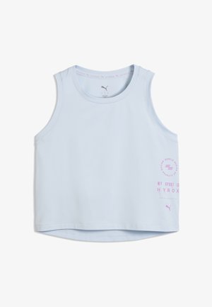 Jasnoniebieski sportowy krótki top bez rękawów z różowym logo Puma i napisem „My Sport is Hyrox" po prawej stronie.