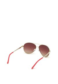 Gafas de sol tipo aviador con lentes marrones degradados, montura de metal dorado y patillas de plástico rojas con un acento texturizado en los laterales.