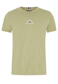 Camiseta de manga corta verde claro hecha de algodón suave, con "TOMMY HILFIGER" bordado en blanco. Cuello redondo clásico.