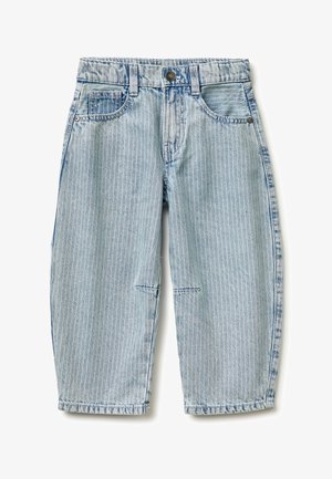 Jeans in denim azzurro chiaro con strisce verticali bianche, bottoni frontali e tasche, dettaglio di cucitura al ginocchio, distesi su uno sfondo bianco.