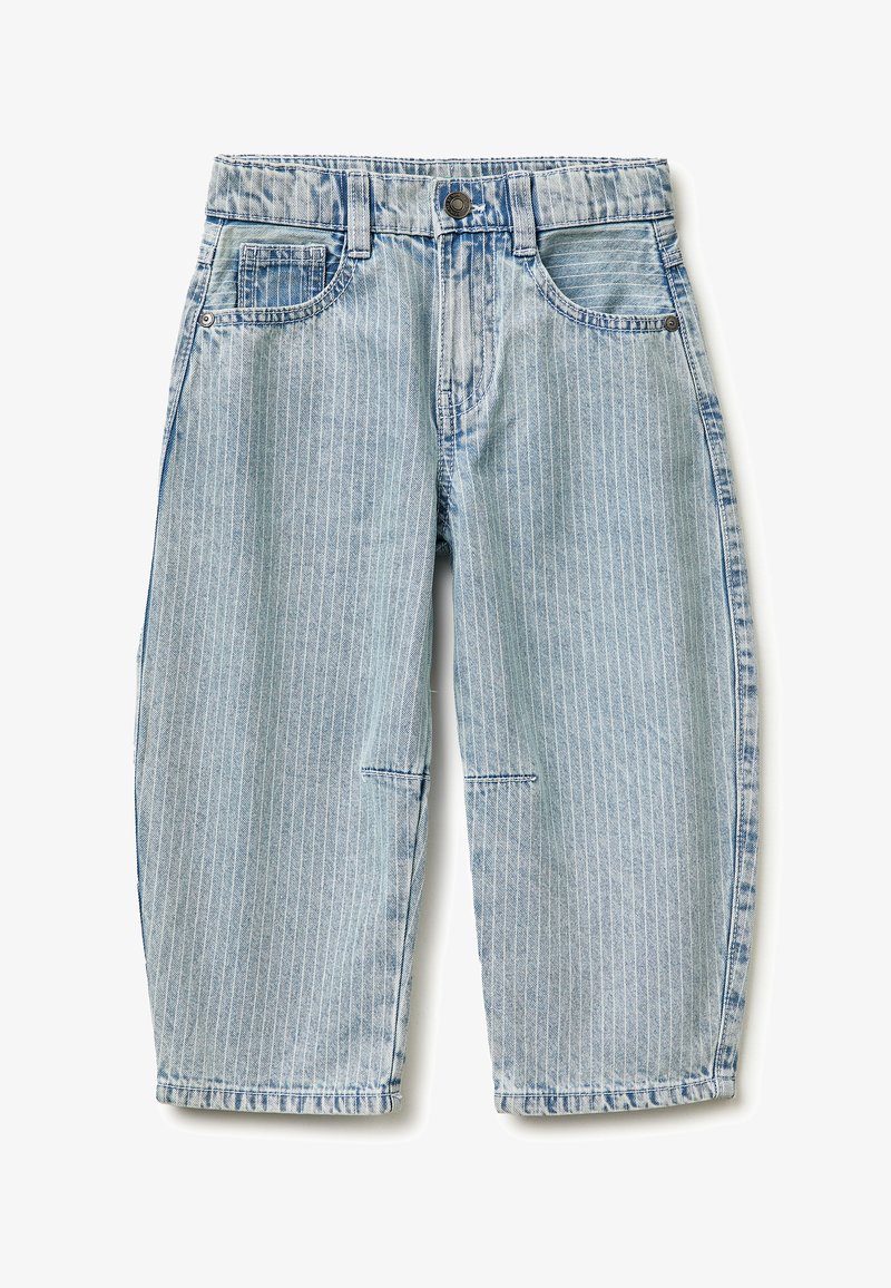 Lichtblauwe denim jeans met witte verticale strepen, knopen aan de voorkant en zakken, splitnaad bij de knieën, plat neergelegd op een witte achtergrond.