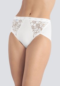 Mutandine bianche a vita alta da donna con pannelli in pizzo floreale sui fianchi, parte anteriore in tessuto liscio e cintura ondulata su uno sfondo neutro.