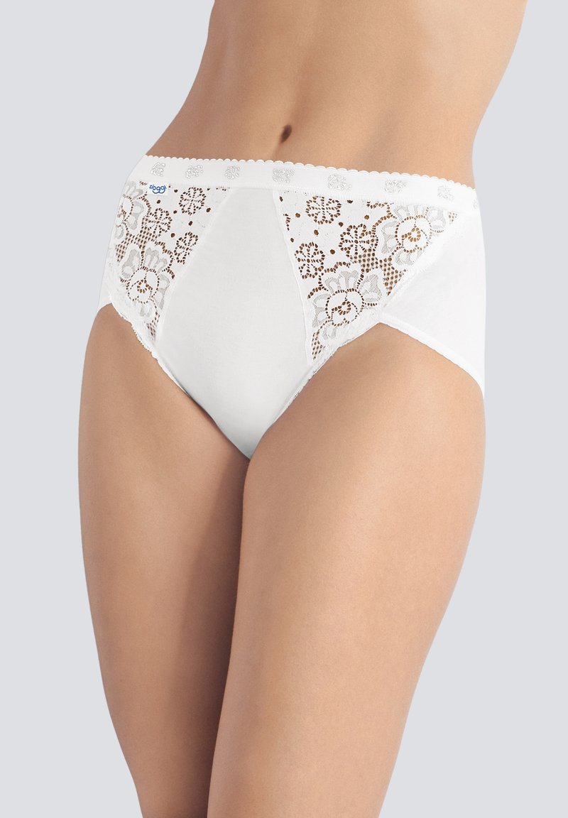 Mutandine bianche a vita alta da donna con pannelli in pizzo floreale sui fianchi, parte anteriore in tessuto liscio e cintura ondulata su uno sfondo neutro.