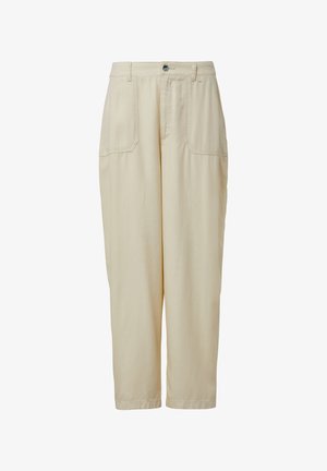 Jasno beżowe spodnie wykonane z miękkiego materiału, charakteryzujące się luźnym krojem, dwiema przednimi kieszeniami i zapięciem na guzik w talii.