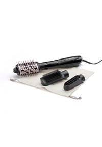 Set per lo styling dei capelli con manico per spazzola riscaldata BaByliss nero, spazzola rotonda, spazzola lisciacapelli, accessori a beccuccio e custodia in tessuto su sfondo bianco.