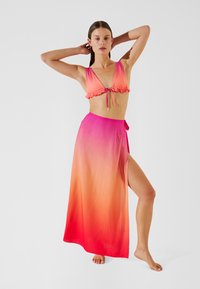 KARL LAGERFELD Complementos de playa - ombre hibiscus carmelia