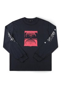 Μαύρο πουκάμισο με μακριά μανίκια, με κόκκινο αφηρημένο γραφικό ηχείου στην μπροστινή πλευρά και λευκό στυλιζαρισμένο κείμενο και αστέρια κατά μήκος και των δύο μανικιών.