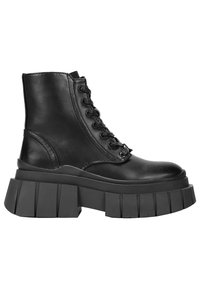 Stivale alla caviglia in pelle nera con suola spessa e chunky e lacci sul davanti, caratterizzato da ampie scanalature sulla piattaforma per garantire aderenza.
