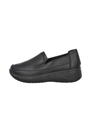 Zapato negro tipo slip-on con puntera redondeada, suela de plataforma baja y parte superior de cuero liso, mostrado desde el lado izquierdo sobre fondo blanco.
