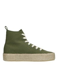 Zelené plátěné sneakers vysokého střihu s krémovými tkaničkami, vybavené texturovanou jutovou tkanou podrážkou pro vyšší výšku a lepší přilnavost.