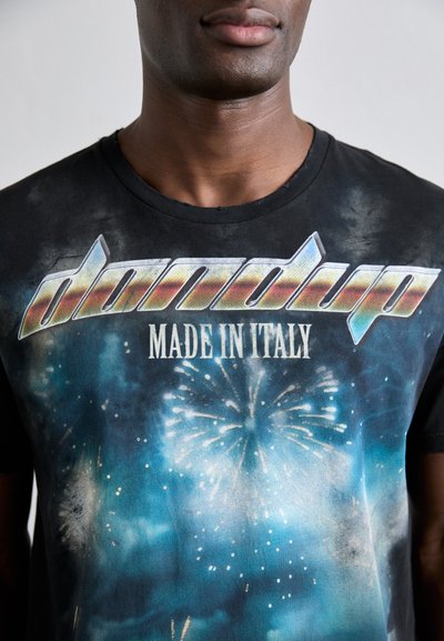 Musta puuvillapaita, jossa on sinivihreä graafinen kuva ilotulituksesta ja teksti "dandup MADE IN ITALY" rohkeilla, monivärisillä kirjaimilla.