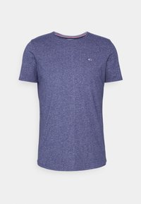 T-Shirt mit kurzen Ärmeln aus strukturiertem, tiefblauem Stoff, mit einem Rundhalsausschnitt, der rote und weiße Akzente aufweist, und einem kleinen Logo auf der Brust.