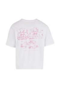 Camiseta de algodón blanca con un gran estampado gráfico rosa que incluye el texto "LO QUE QUIERAS" y una imagen de un coche debajo. Mangas cortas.