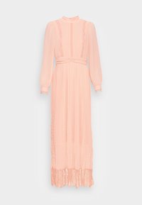 Robe longue et plissée en tissu rose doux. Présente un col haut, des manches longues et des accents en dentelle à la taille et à l'ourlet, avec une silhouette fluide.