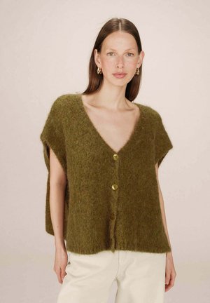 Cardigan en tricot vert olive avec un col en V, des manches courtes et trois boutons. Texture douce et coupe décontractée. Design minimaliste.