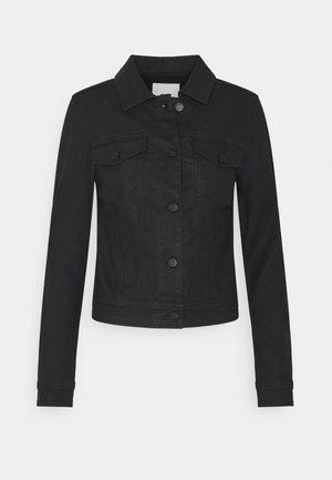 Černá džínsová bunda s klasickým límcem, předním zapínáním na knoflíky, dvěma náprsními kapsami a dlouhými rukávy. Má přiléhavý střih.