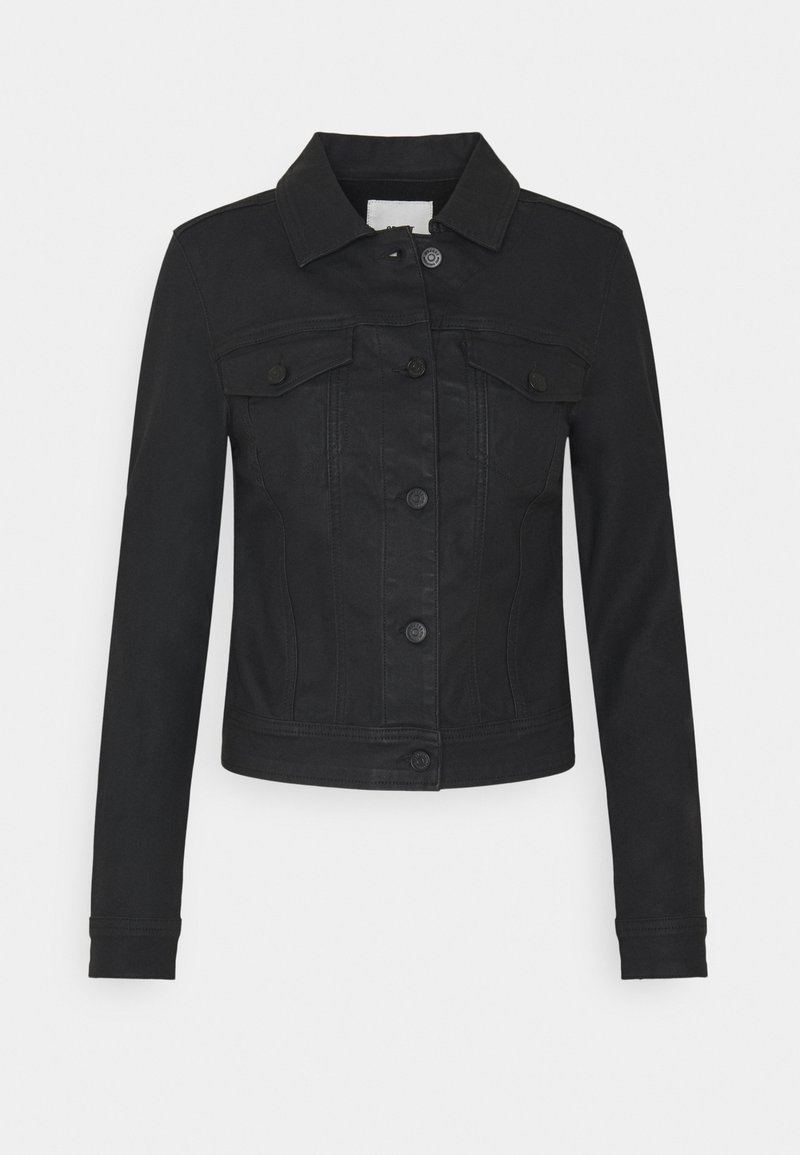 Chaqueta de mezclilla negra con un collar clásico, cierre frontal de botones, dos bolsillos en el pecho y mangas largas. Presenta una silueta ajustada.