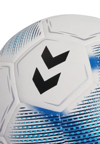 Hvid fodbold med en struktureret overflade, der har blå gradientstriber og et sort chevron-logo på et hexagonalt paneldesign.