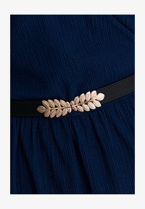 Schwarzer Gürtel mit einer strukturierten Lederoberfläche, der ein zentrales Design aus metallischem Roségoldblatt aufweist, das auf einem dunkelblauen Stoff gesetzt ist.