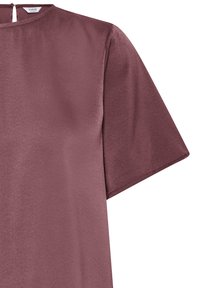 Blouse en satin doux mauve à manches courtes avec encolure ronde et fermeture par bouton à l'ouverture dos, montrant la texture du tissu et les détails des coutures.