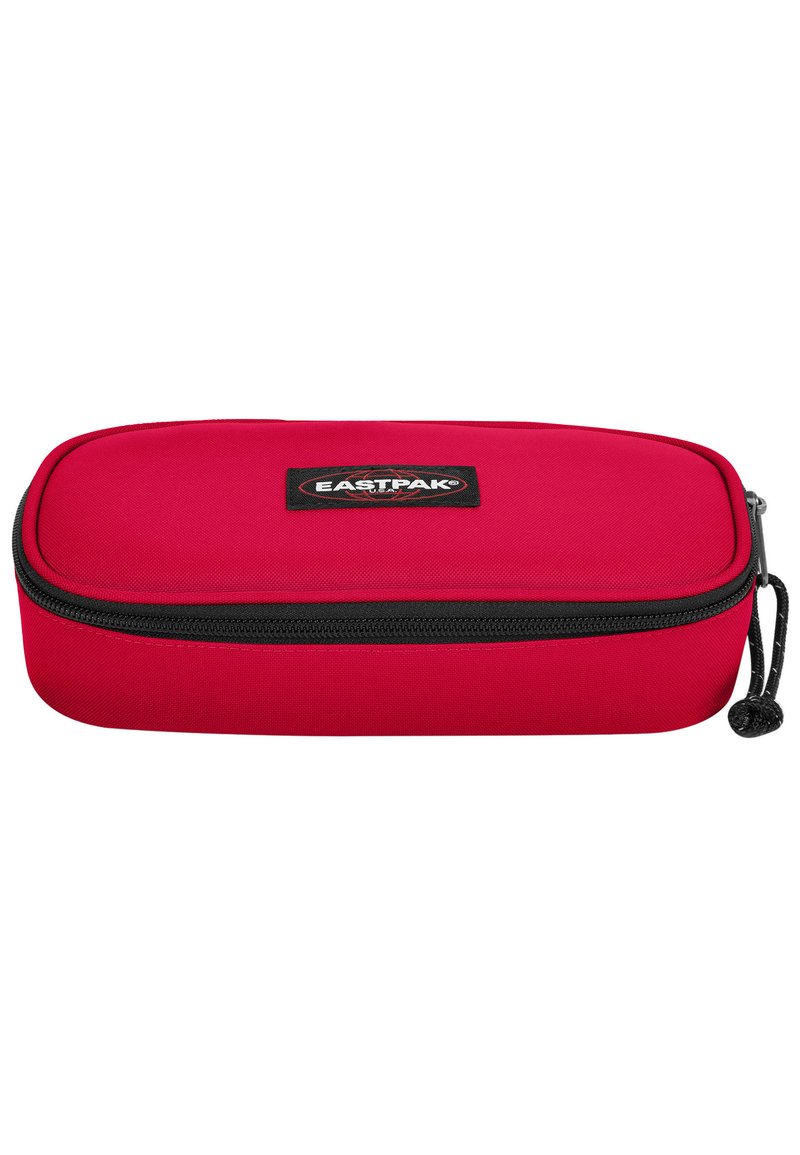 Astuccio rettangolare rosso con cerniera, dettagli neri e marchio. Realizzato in tessuto resistente, presenta una superficie liscia.