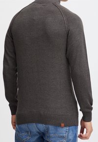 Szary sweter z dzianiny z prążkowanym dołem i mankietami; posiada okrągły dekolt i rękawy raglanowe. Mała skórzana metka z logo u dołu.