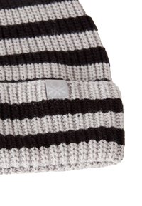 Berretto lavorato a maglia con strisce grigie e nere, con una tesa ripiegata e un'etichetta con logo ricamato, che mostra un tessuto texturizzato e caldo.
