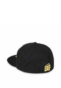 Cappellino nero con ricamo "THESWARM" sul retro e logo fiamma dorata con "GRMY" sul lato. Presenta una visiera piatta e un design a sei pannelli.