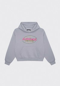 Szara, krótka bluza z kapturem, z kieszenią kangurką z przodu. Posiada wielokolorowy nadruk "LOCAL HEROES" na środku, otoczony gwiazdami.