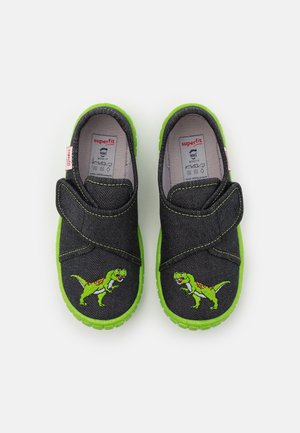Zapatos infantiles sin cordones en negro y verde con bordado de dinosaurio y correas de velcro, vistos desde arriba.