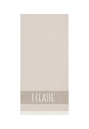 Tappeto rettangolare beige con una fascia orizzontale color taupe vicino a un'estremità con la scritta "T CLASSE" e frange bianche su entrambi i lati corti.