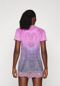 ASICS SEAMLESS SS  - Spordi T-särk - bold magenta/blue expanse