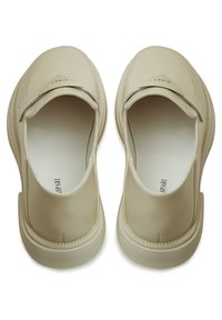Scarpe slip-on in pelle beige con una finitura liscia, punta arrotondata, aperture ampie e un sottile marchio sulla tomaia e sulla soletta.